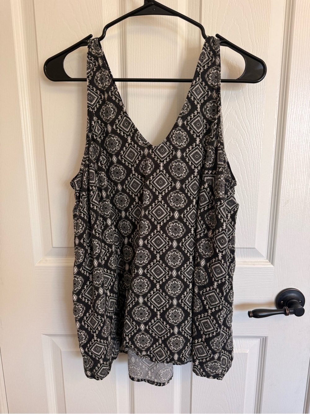 Torrid Size 0 Black Ivory Geometric V Neck Swing Tank